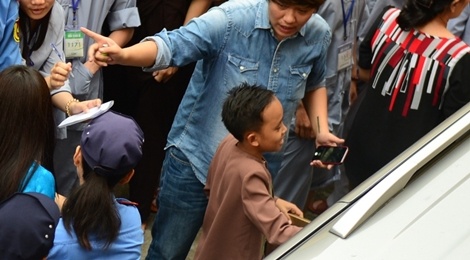 Ho Van Cuong bi khan gia vay kin khi di dien o chua hinh anh