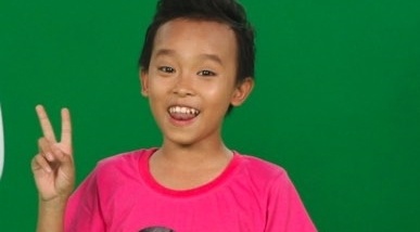 Ho Van Cuong nghich ngom tren phim truong quay MV dau tay hinh anh