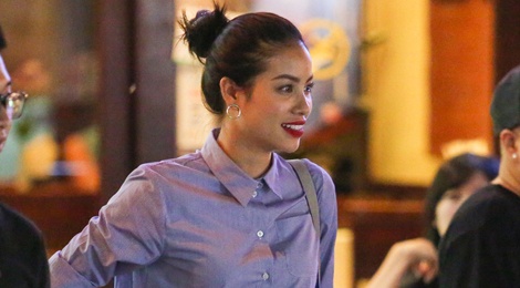 Pham Huong di hat karaoke de giai toa stress o The Face hinh anh