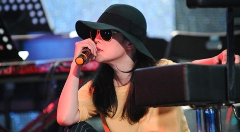 Thu Phuong rom nuoc mat hat lai 'Dong song lo dang' hinh anh