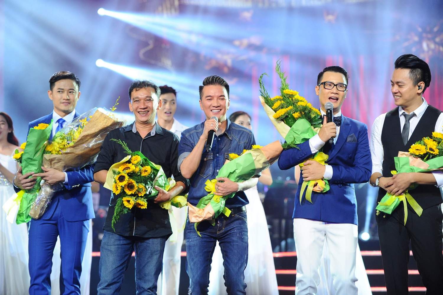 Dam Vinh Hung hat 'Mua phi truong' cung Saigon Boys hinh anh