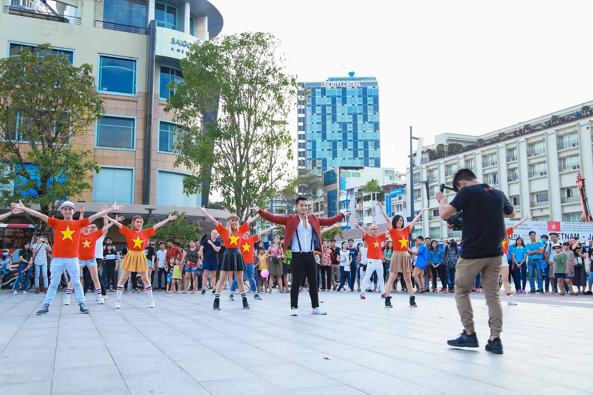 Phạm Hồng Phước nhảy flashmob ảnh 1 Pham Hong Phuoc nhay flashmob anh 1