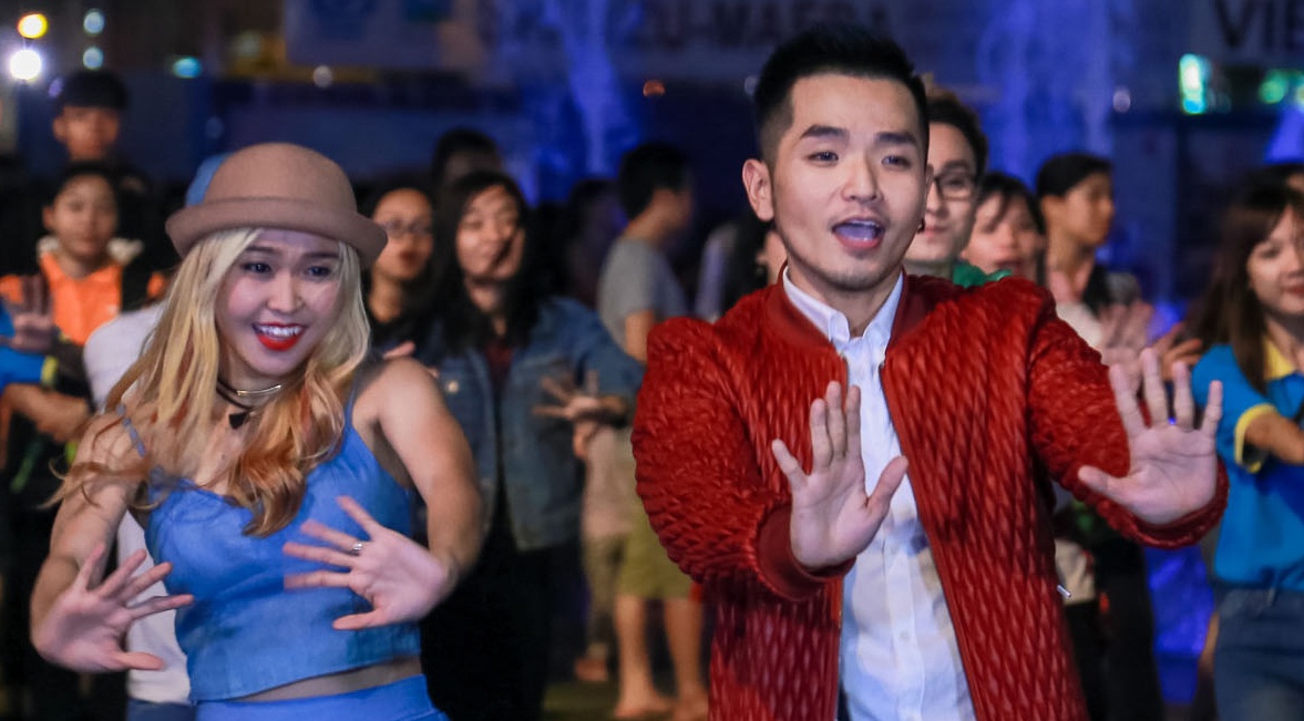 Pham Hong Phuoc gay xon xao pho di bo Nguyen Hue hinh anh