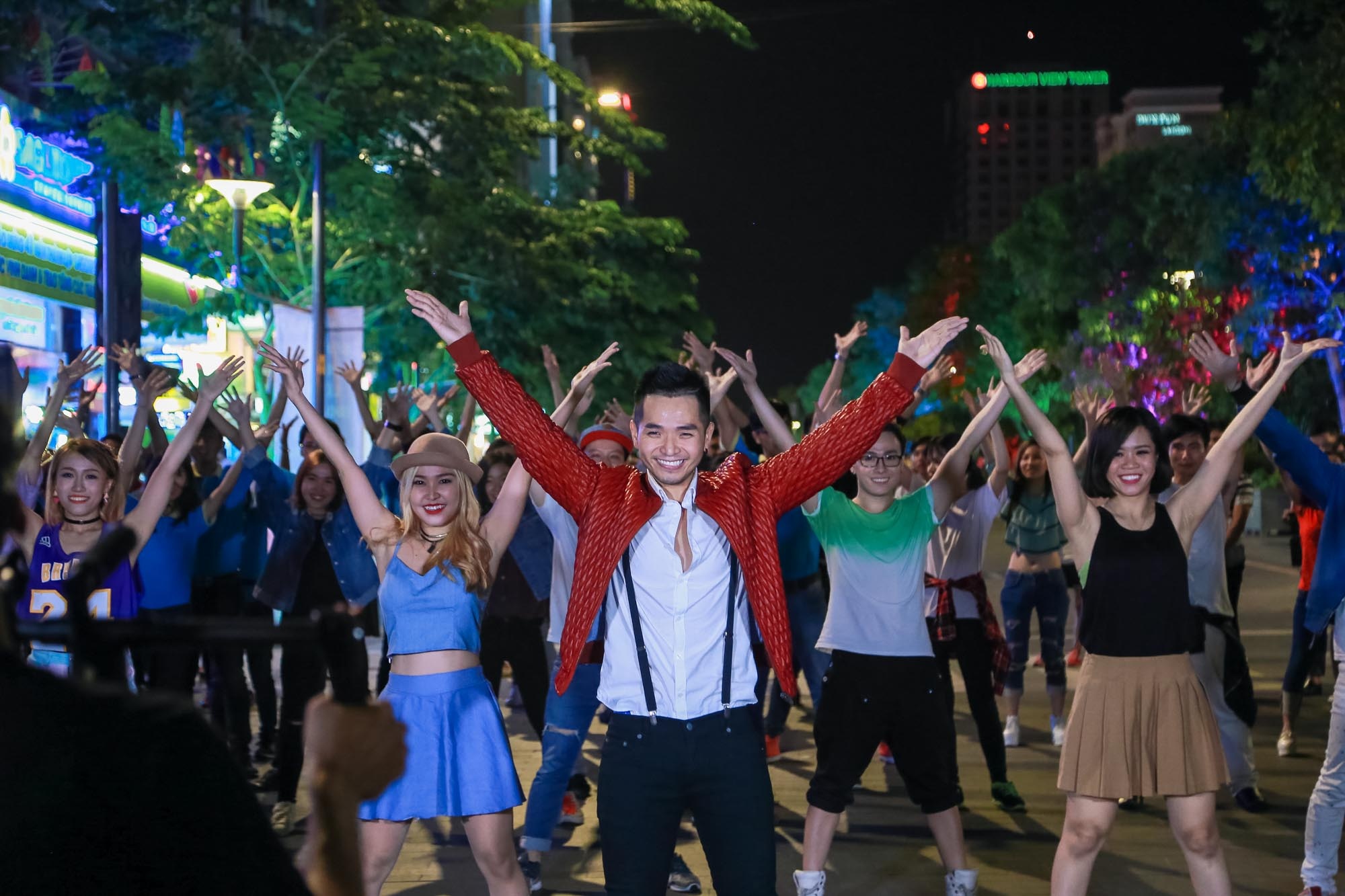 Phạm Hồng Phước nhảy flashmob ảnh 2 Pham Hong Phuoc nhay flashmob anh 2