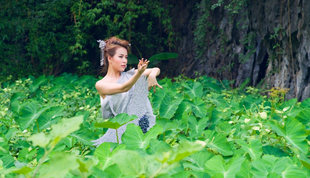Hoàng Thùy Linh bên vực Vĩnh Thụy ảnh 5 Hoang Thuy Linh ben vuc Vinh Thuy anh 5