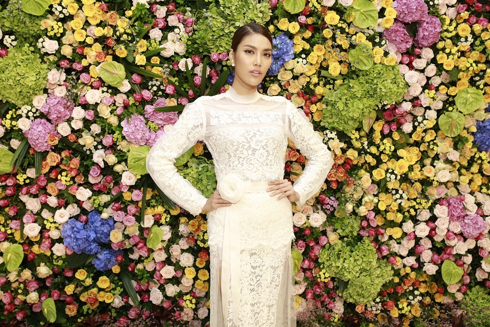 Ha Anh lan dau xuat hien sau dam cuoi anh 5