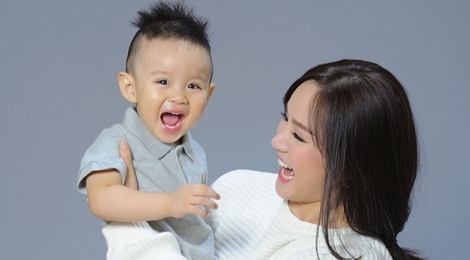 Con trai Vy Oanh tinh nghich khi chup anh cung me hinh anh