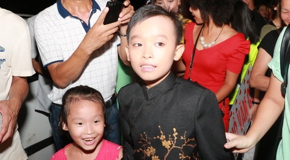 Ho Van Cuong duoc fan vay kin khi lan dau ra Ha Noi hinh anh