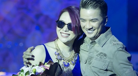 Dam Vinh Hung om ap, to tinh voi My Tam tren san khau hinh anh