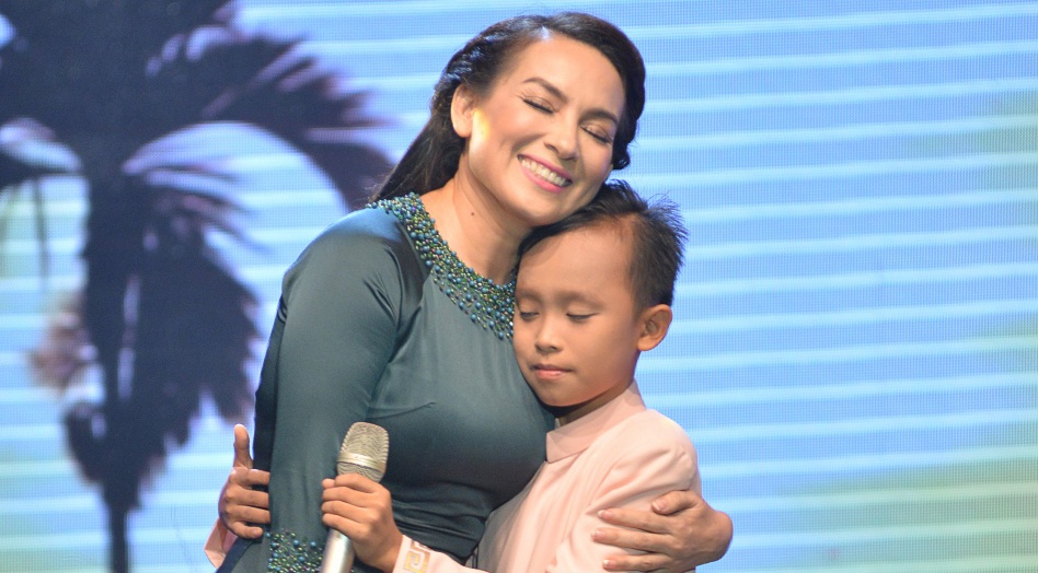 Ho Van Cuong om hon me nuoi Phi Nhung khi song ca hinh anh