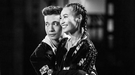 S.T (365) om ap Lan Ngoc khi quay MV hinh anh