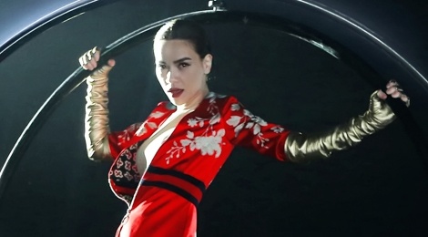 Ho Ngoc Ha du minh tren khong sau gan 30 tieng lam viec hinh anh