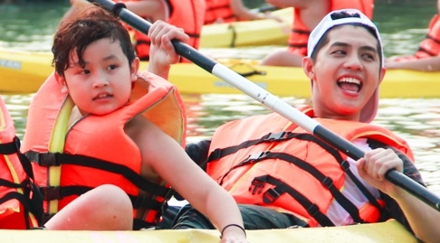 Noo Phuoc Thinh cung hoc tro quay vui ve trong khu du lich hinh anh