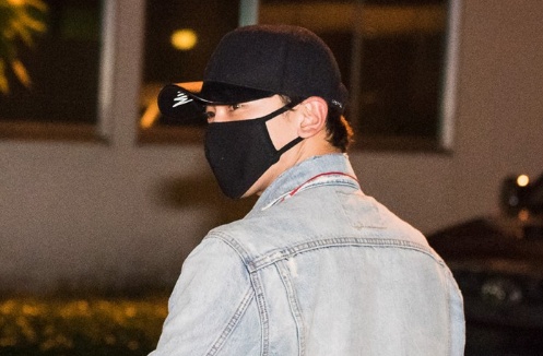 Bi Rain bit kin mat khi den san bay Tan Son Nhat hinh anh