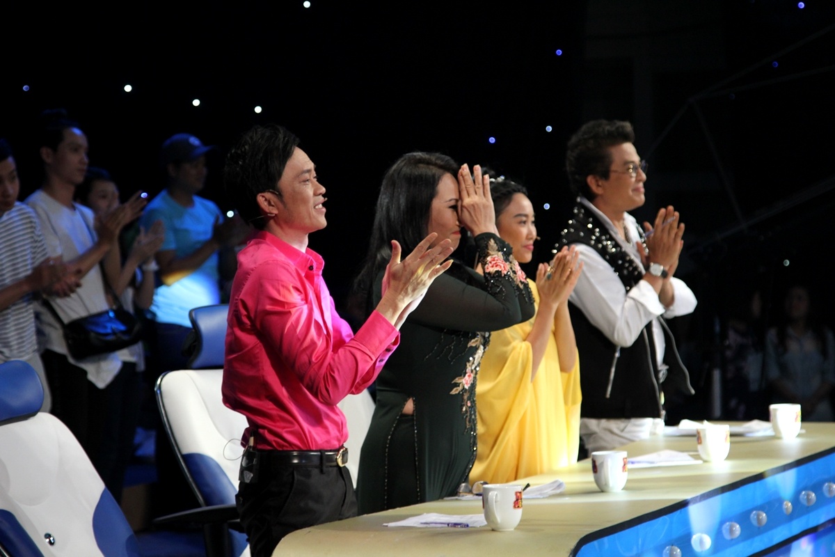 Hoai Linh bat khoc khi nghe than dong cai luong anh 3