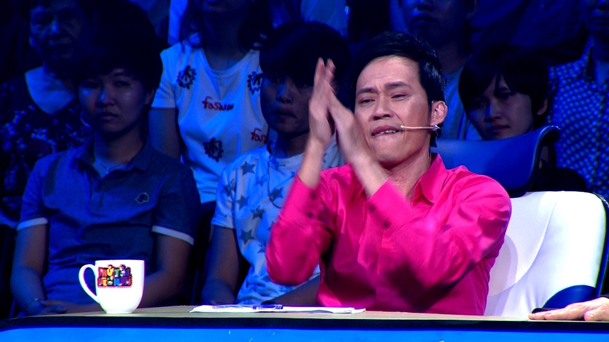 Hoài Linh bật khóc khi nghe thần đồng cải lương ảnh 2 Hoai Linh bat khoc khi nghe than dong cai luong anh 2