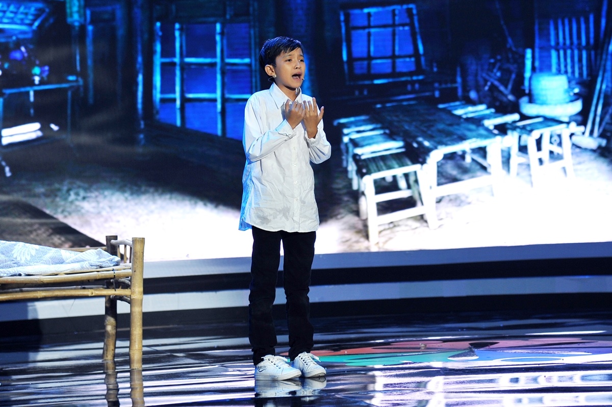 Hoai Linh bat khoc khi nghe than dong cai luong anh 1