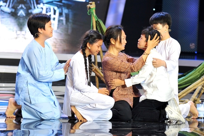 Hoai Linh dap ban kham phuc than dong cai luong hinh anh