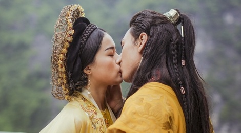 Isaac khoa moi Ha Vi trong MV nhac phim 'Tam Cam' hinh anh