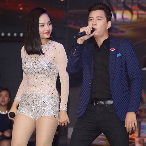 Noo Phuoc Thinh bi fan bao vay anh 8