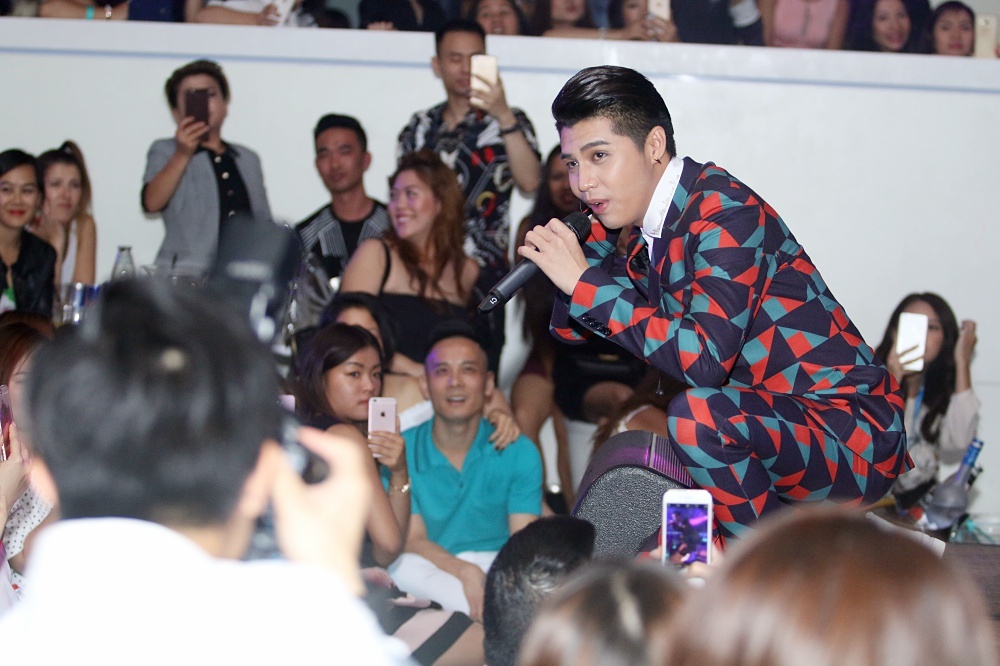 Noo Phuoc Thinh bi fan bao vay anh 1