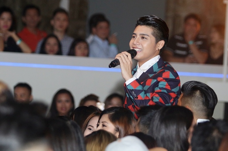 Noo Phuoc Thinh bi fan bao vay anh 2