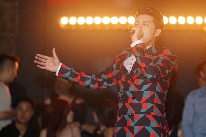 Noo Phuoc Thinh bi fan bao vay anh 3