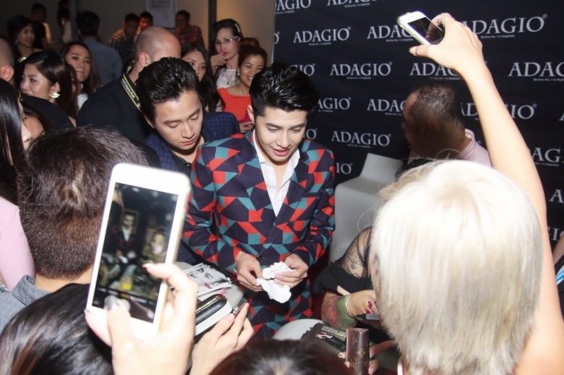 Noo Phuoc Thinh bi fan bao vay anh 6