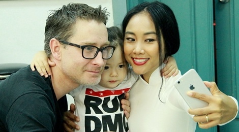 Con gai Doan Trang dang yeu ben ba me hinh anh