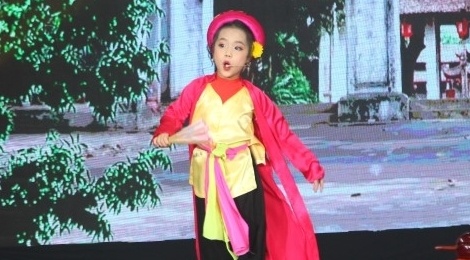 'Thi Mau nhi' 6 tuoi khien Dai Nghia cui dau than phuc hinh anh