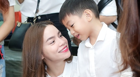 Subeo thich thu khi di tu thien cung me Ho Ngoc Ha hinh anh