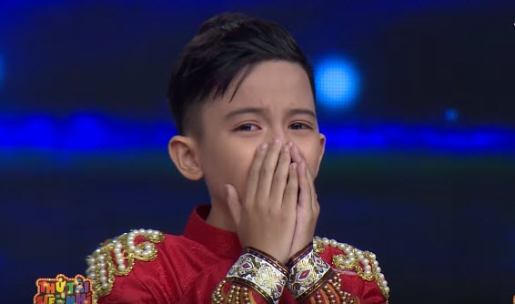 Cau be mien Tay bat khoc khi dang quang Thu tai sieu nhi hinh anh