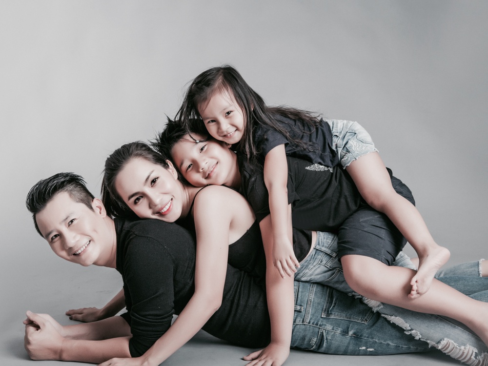 Gia dinh Hoang Bach mung sinh nhat con gai 4 tuoi hinh anh