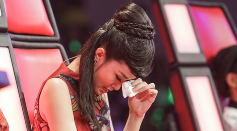 Dong Nhi khoc nuc no tren ghe nong vi hoc tro bi che hinh anh