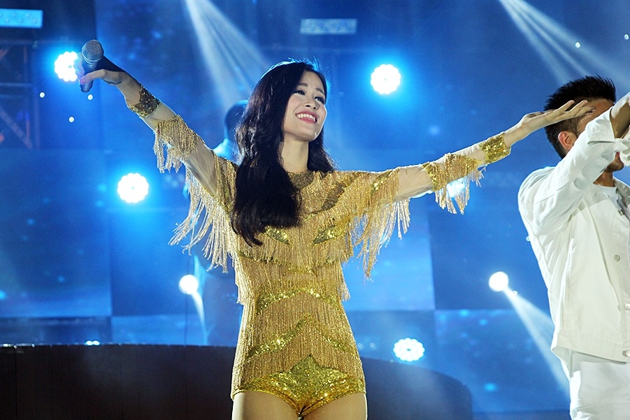 Live show Dong Nhi tai Da Nang anh 2