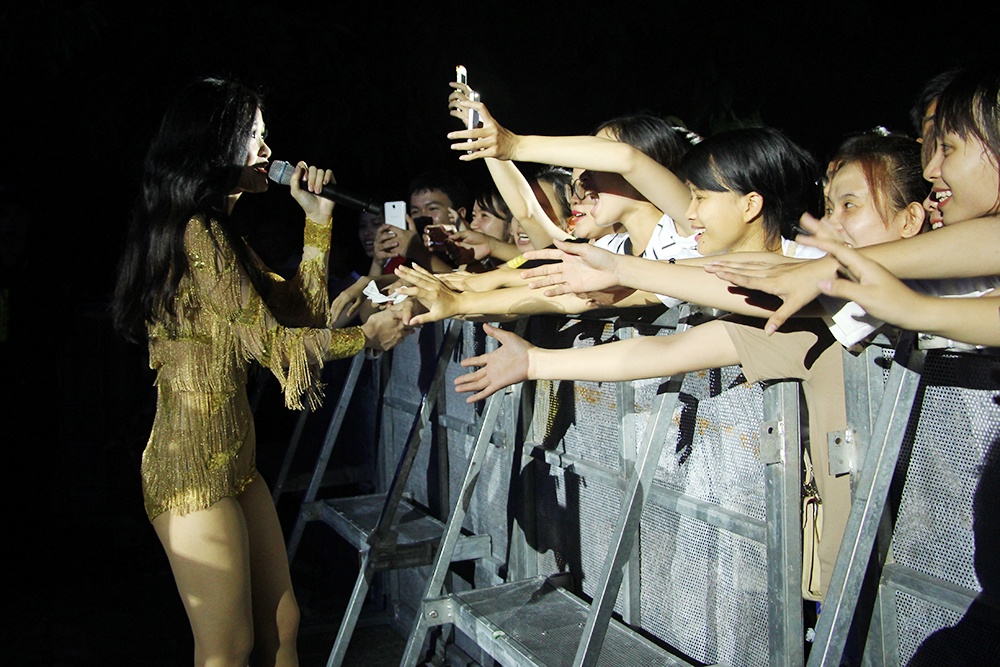 Live show Dong Nhi tai Da Nang anh 3