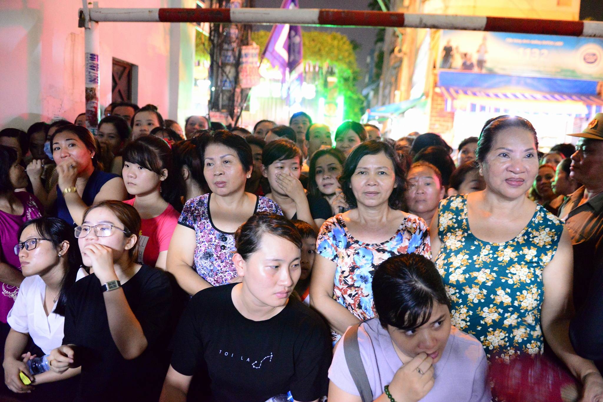 Nguoi dan chen lan o dam tang Minh Thuan de gap nghe si hinh anh