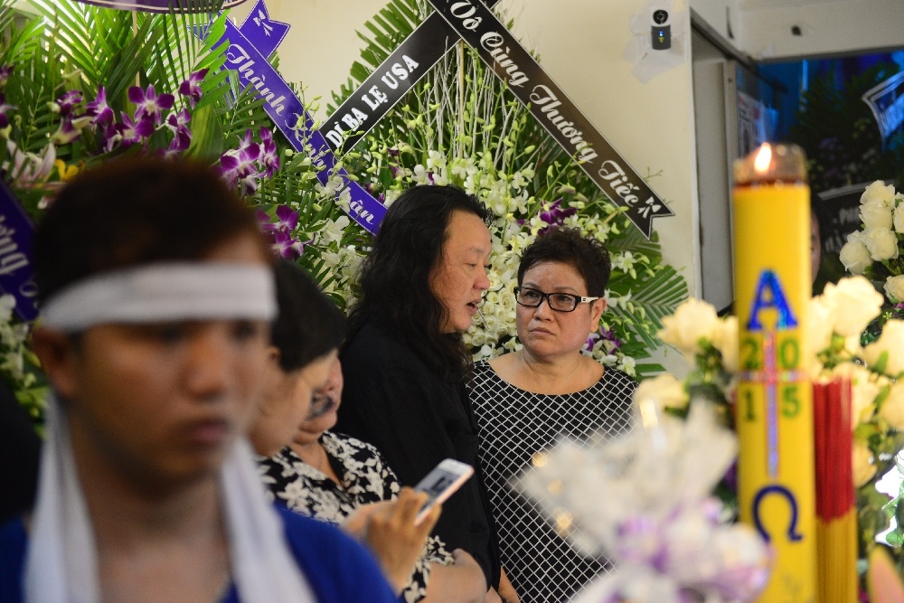 Nhat Hao bat khoc khi den dam tang Minh Thuan anh 5