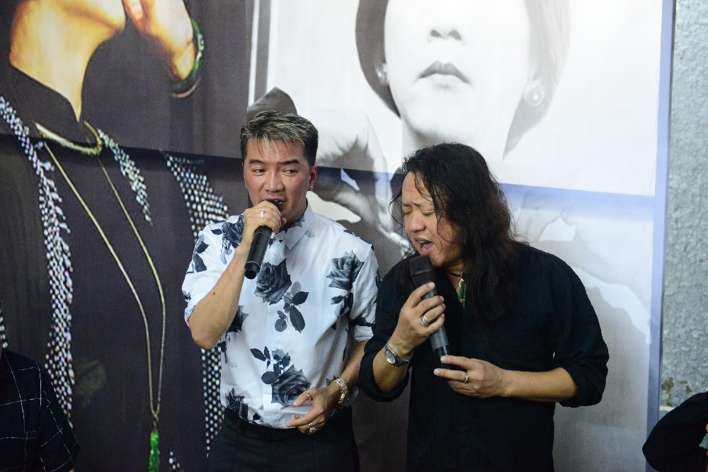 Nhat Hao bat khoc khi den dam tang Minh Thuan anh 8