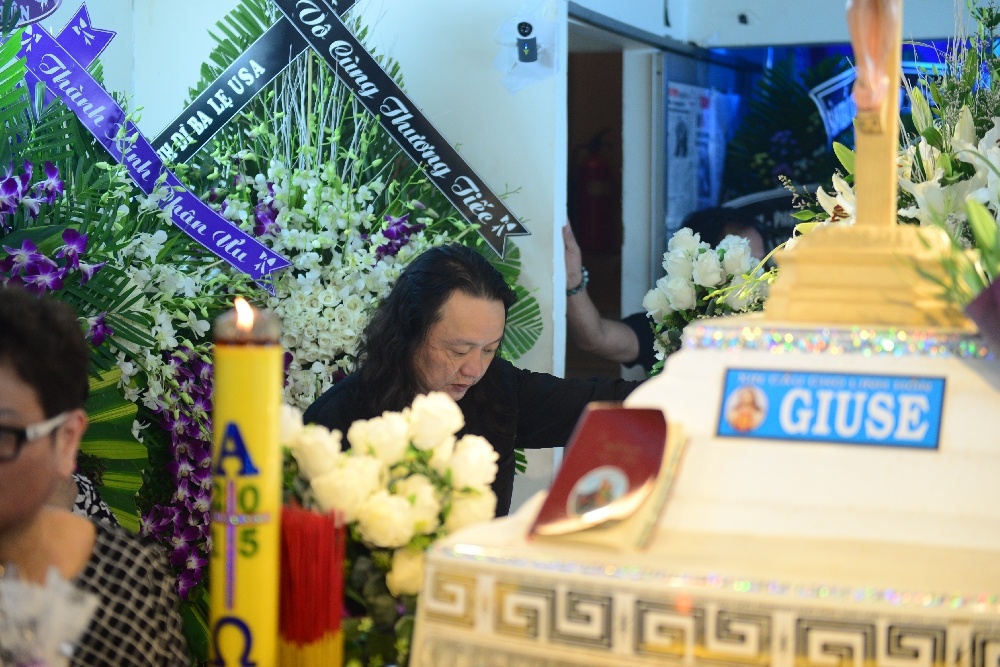 Nhat Hao bat khoc khi den dam tang Minh Thuan anh 6