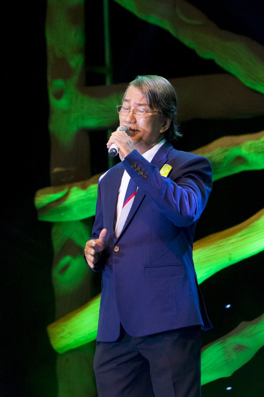 Vo Tuan Ngoc xuat hien theo doi chong anh 9