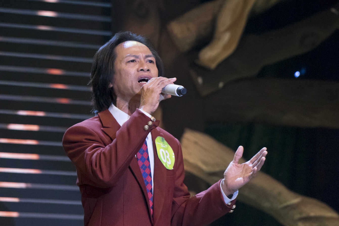 Vo Tuan Ngoc xuat hien theo doi chong anh 6