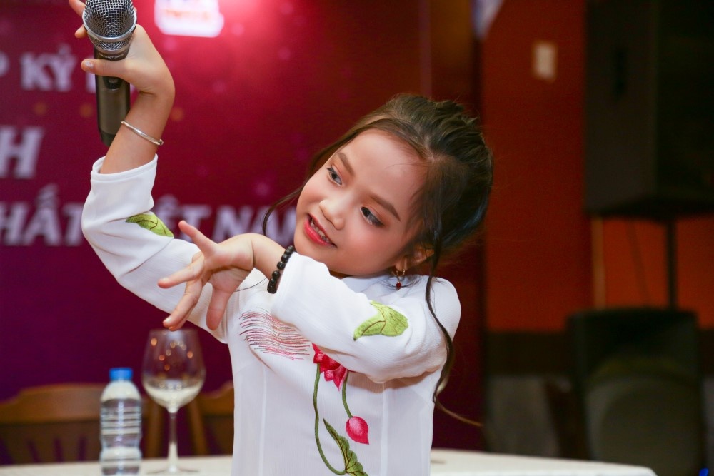 Bé 6 tuổi nhận kỷ lục guiness Việt Nam ảnh 2 Be 6 tuoi nhan ky luc guiness Viet Nam anh 2