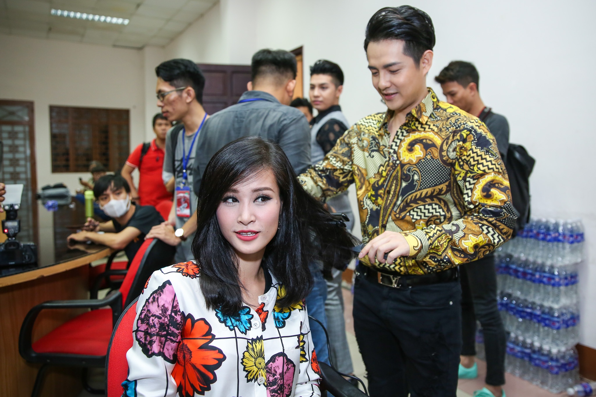 Dong Nhi duoc Ong Cao Thang tu tay lam toc anh 2