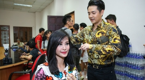 Dong Nhi, Ong Cao Thang mac do sac so di cham thi hinh anh