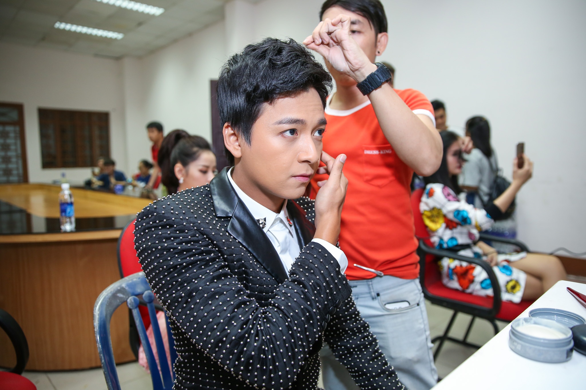 Dong Nhi duoc Ong Cao Thang tu tay lam toc anh 6