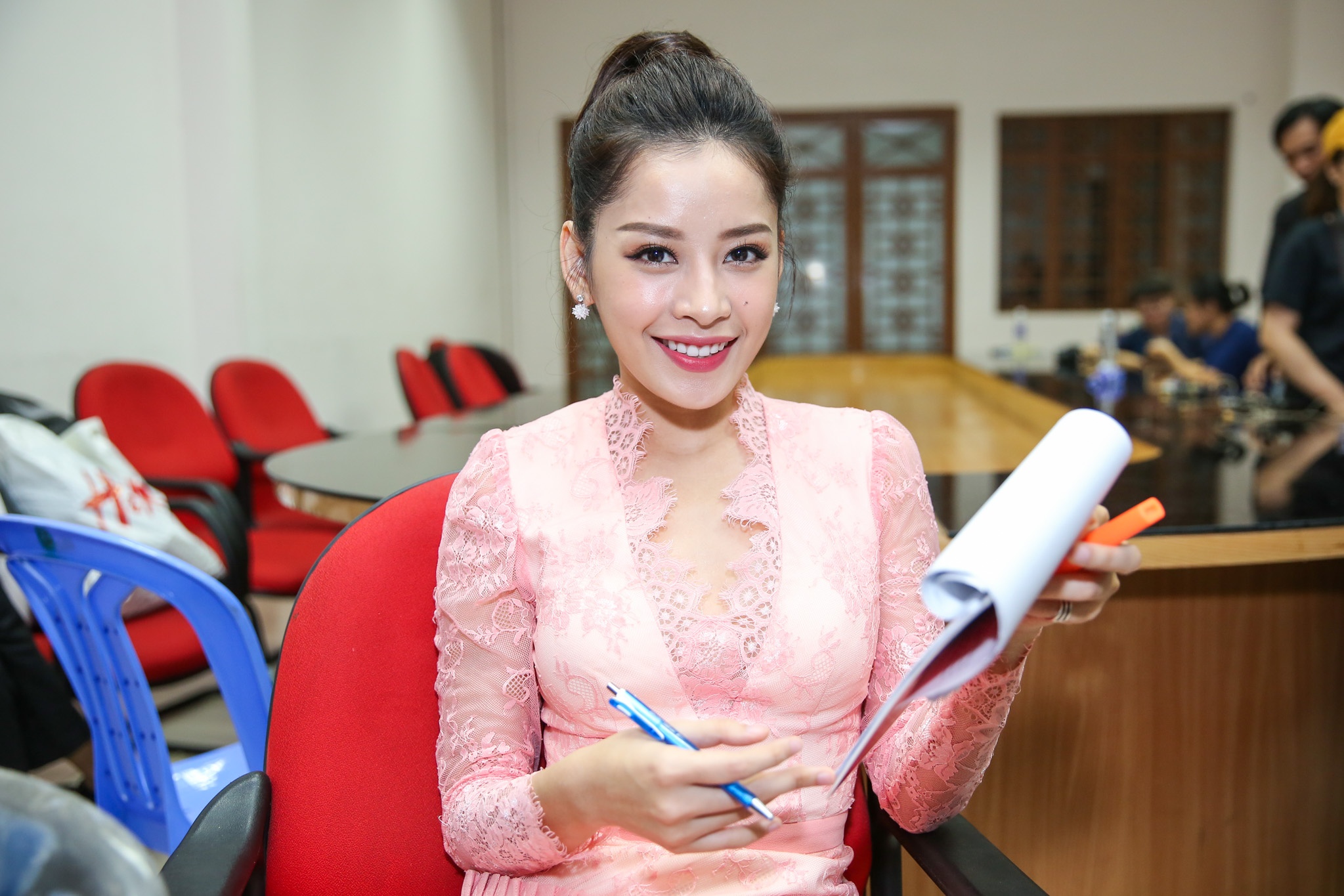 Dong Nhi duoc Ong Cao Thang tu tay lam toc anh 7