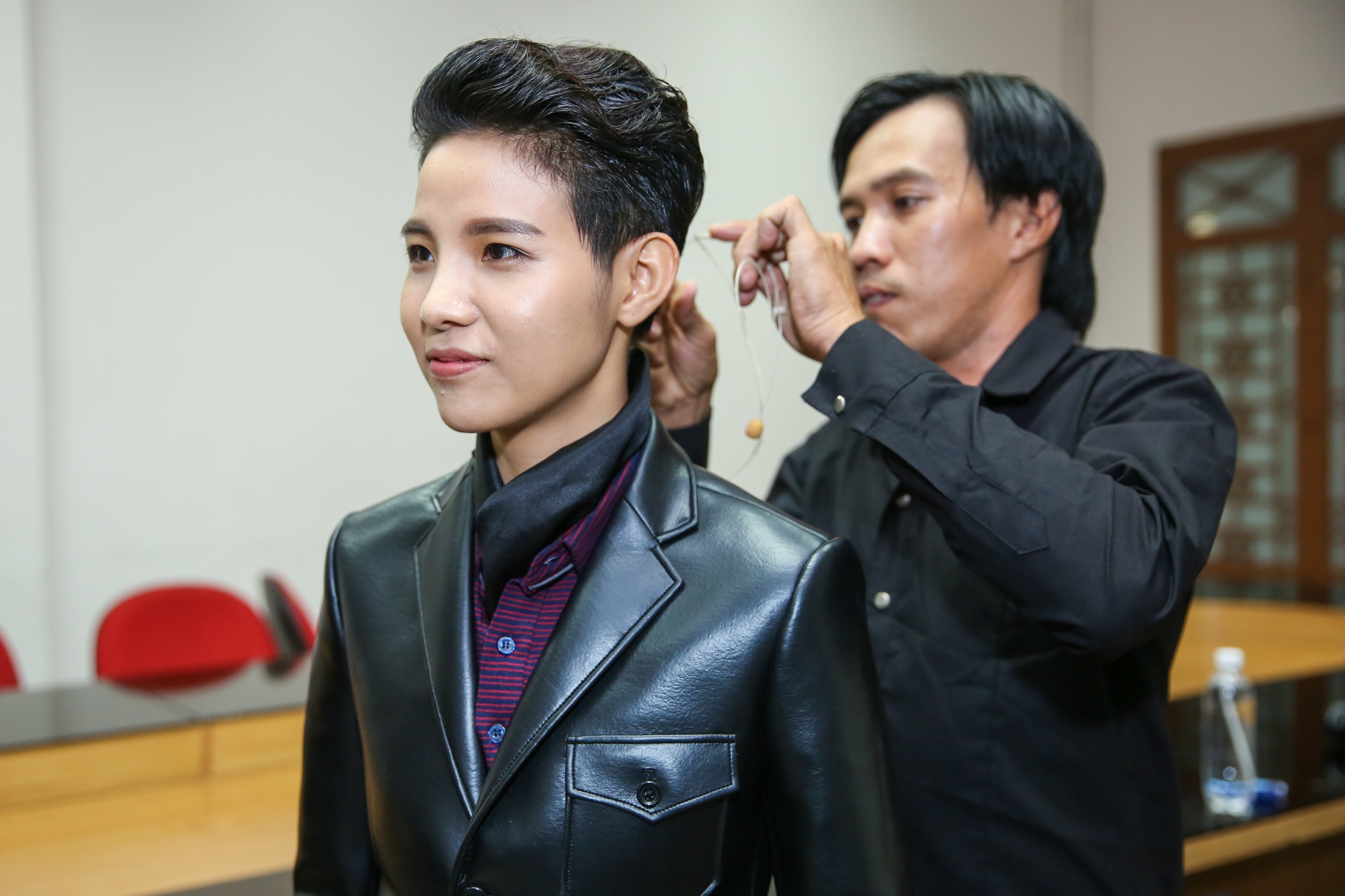 Dong Nhi duoc Ong Cao Thang tu tay lam toc anh 5