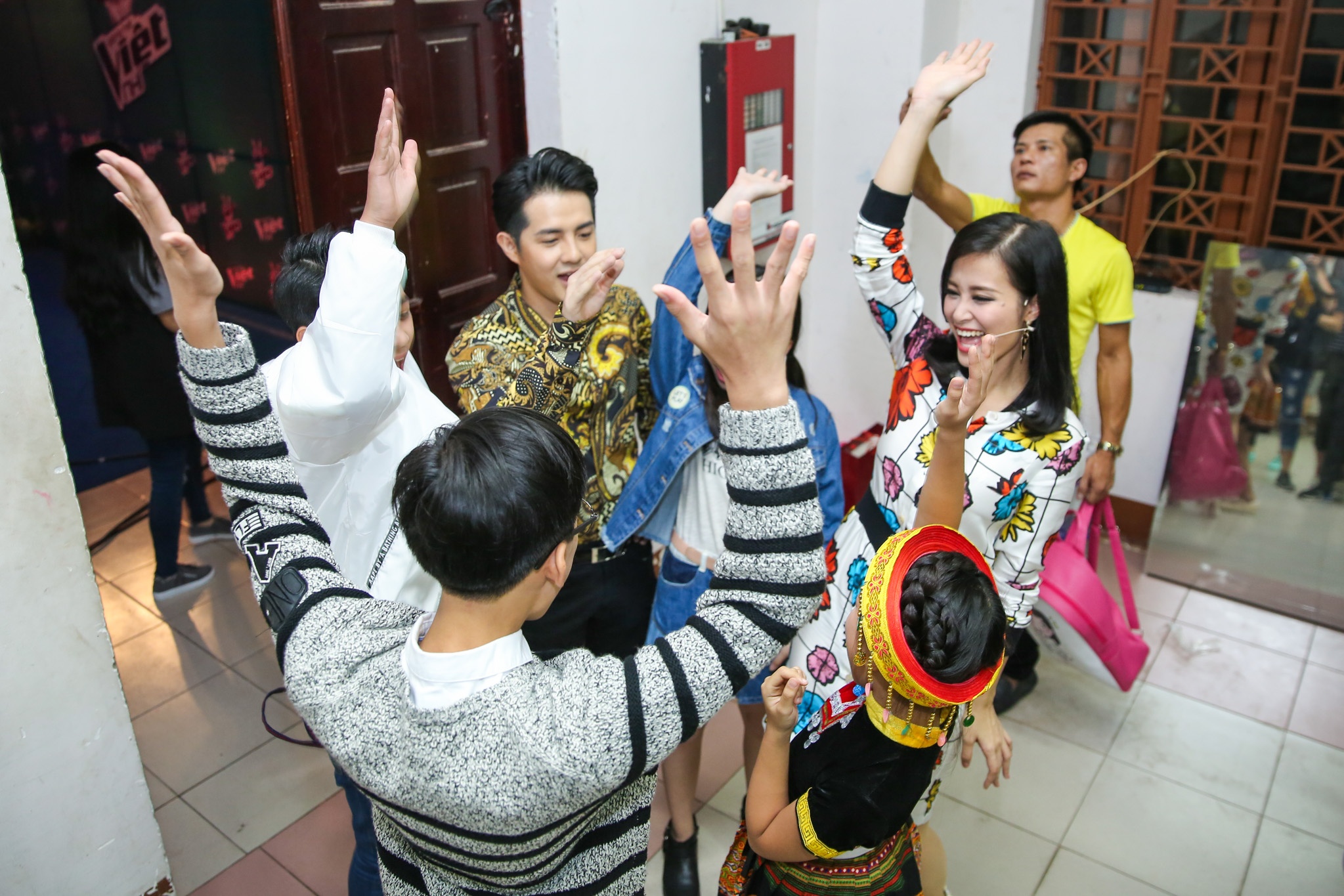 Dong Nhi duoc Ong Cao Thang tu tay lam toc anh 3