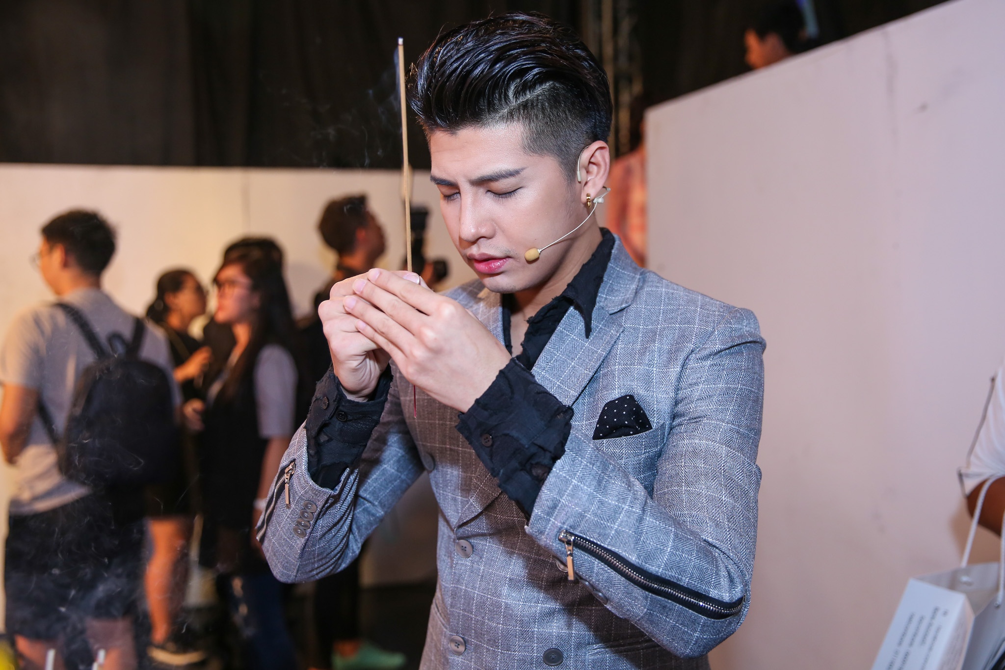 Dong Nhi duoc Ong Cao Thang tu tay lam toc anh 8